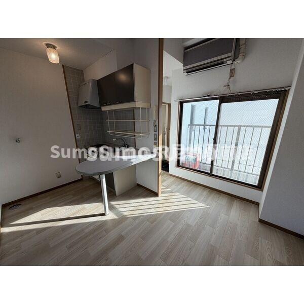 物件内観写真7　(こちらのリビングで趣味の時間をお楽しみください)