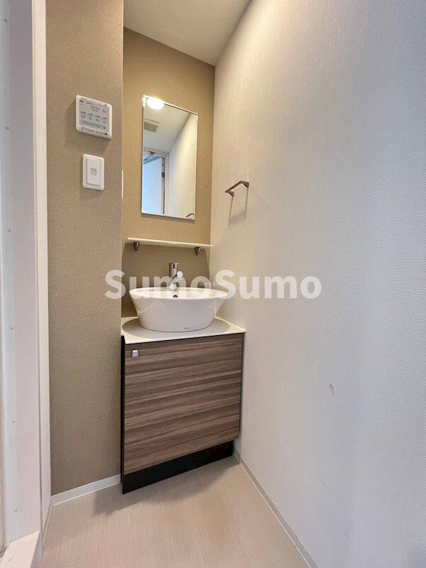 物件内観写真11　(ゆったりとスペースのある洗面所)