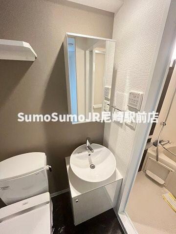物件内観写真11　(独立洗面台で身支度をすべて済ませてしまいましょう)