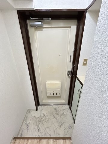 物件内観写真2　(収納もある玄関です)