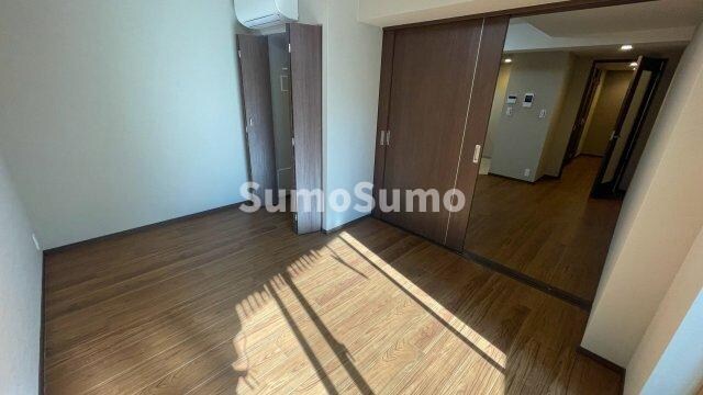 物件内観写真11　(こちらの居間で趣味の時間をお楽しみください)