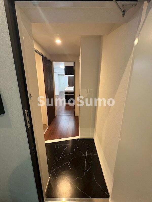 物件内観写真4　(明るい玄関です)