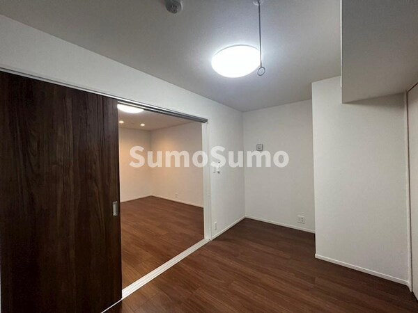 寝室(落ち着いて過ごせるお部屋なので、寝室にいかがでしょうか)