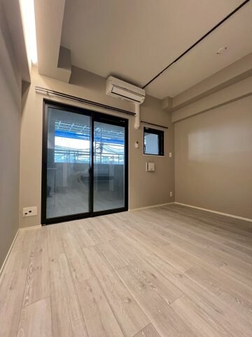 物件内観写真10　(落ち着いた色調の寝室です)