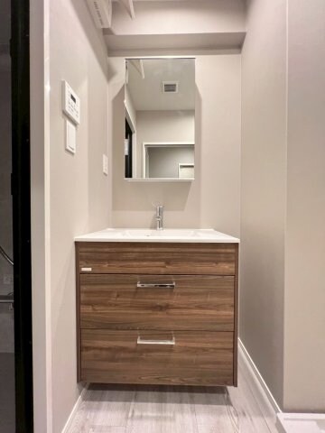 物件内観写真17　(ゆったりとスペースのある洗面所)