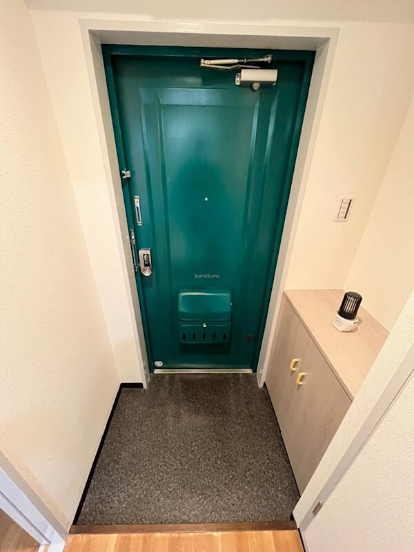 物件内観写真4　(収納もある玄関です)