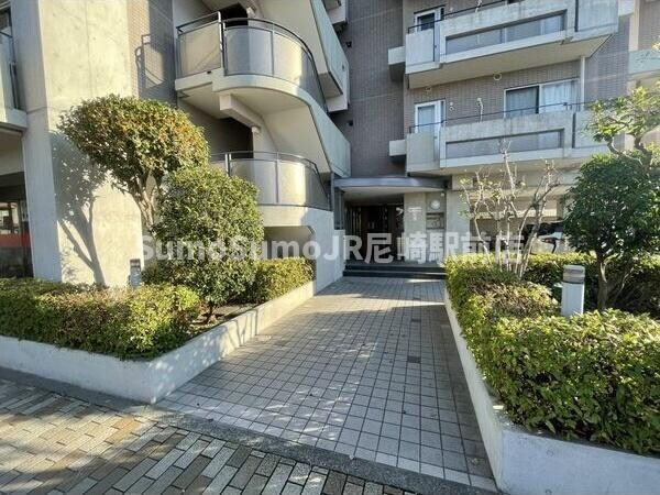 物件外観写真5　(ゆとりのあるエントランスです)