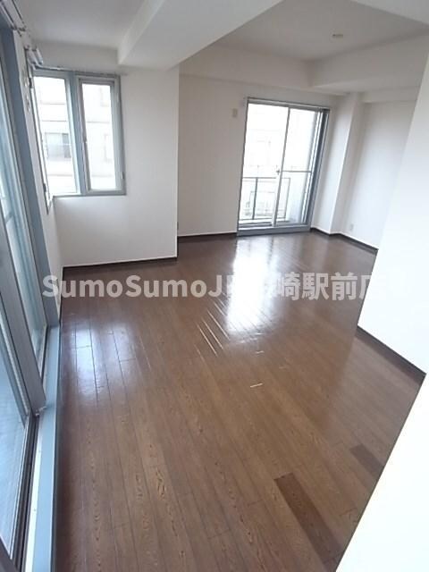 物件内観写真18　(こちらの居間で趣味の時間をお楽しみください)