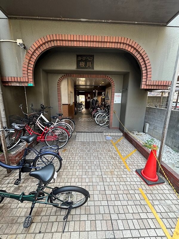 物件外観写真2　(落ち着いたエントランスです)