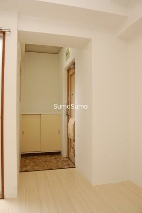 物件内観写真4　(ゆったりとした玄関です)