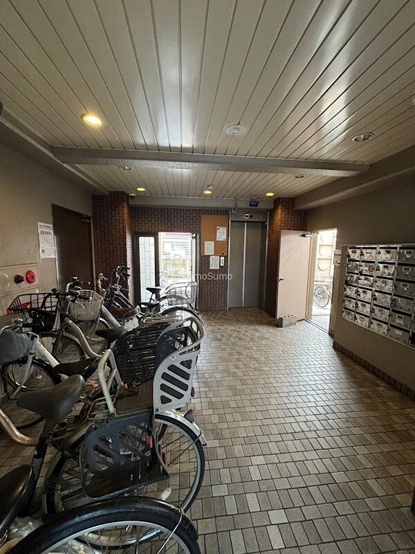 物件外観写真3　(落ち着いたロビーです)