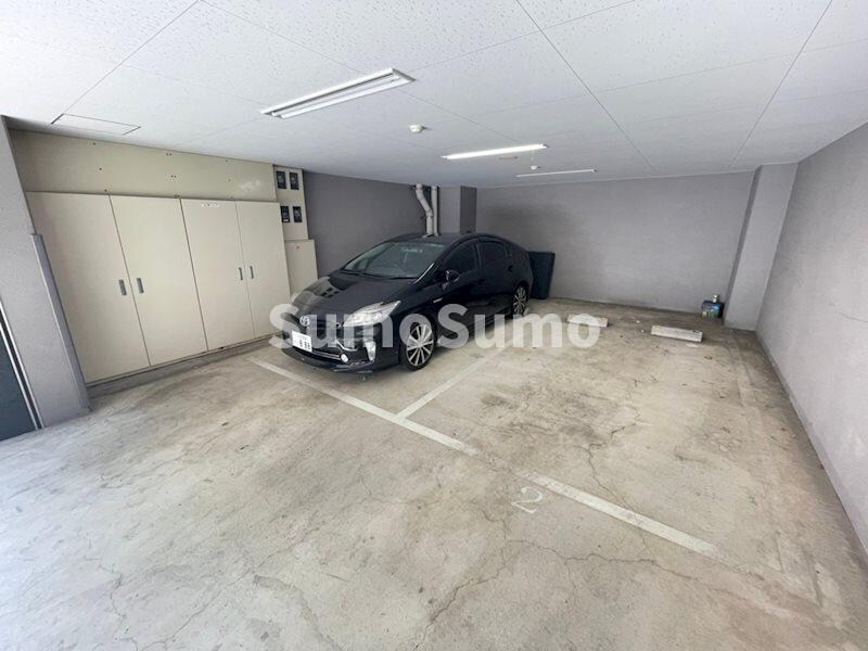 物件外観写真4　(車をお持ちの方に嬉しい駐車場付きの物件です)