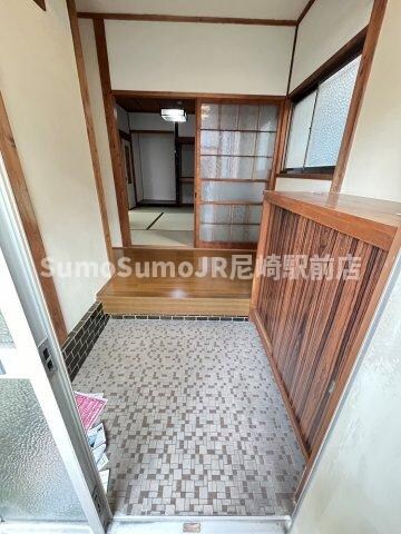 物件内観写真2　(ゆったりとした玄関です)