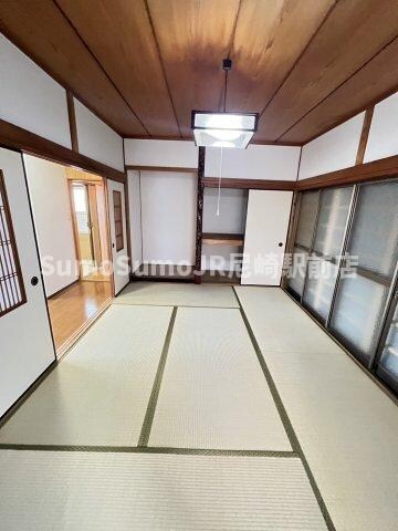 物件内観写真4　(こちらの居間で趣味の時間をお楽しみください)