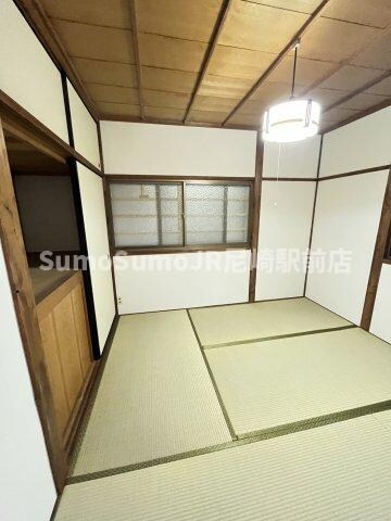 物件内観写真13　(ゆったりとした居間です)