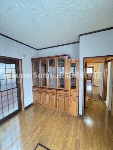 物件内観写真17　(ゆったりとした居間です)