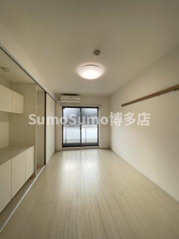 物件内観写真6　(おしゃれな居間です)