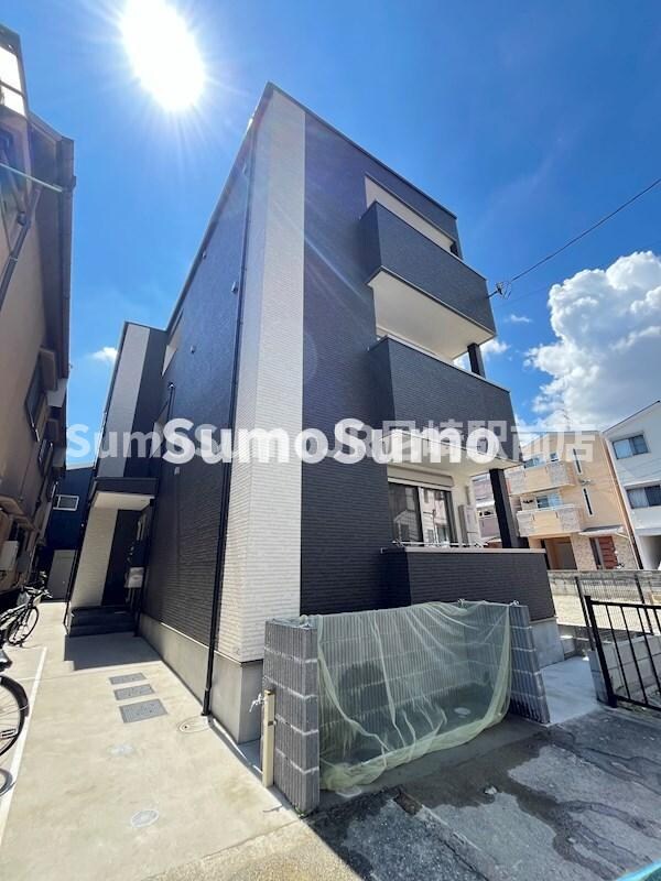 物件外観写真1　(落ち着いた雰囲気の外観です)