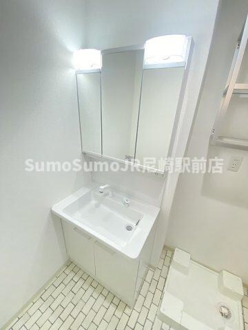 物件内観写真6　(朝の支度にも助かる、独立の洗髪洗面化粧台)