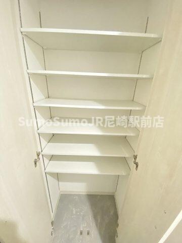 物件内観写真9　(小物を収納するのに便利です)