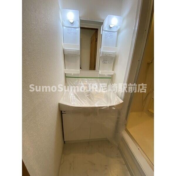 物件内観写真9　(独立洗面台あり、毎朝おしゃれに忙しい女性の方におすすめです)