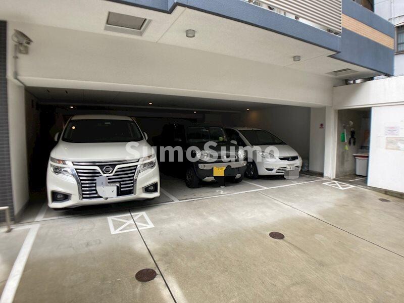 物件外観写真4　(駐車場があるので、車を買う予定の方も安心です)