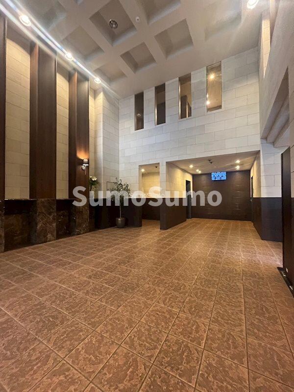 物件外観写真3　(落ち着いたロビーです)