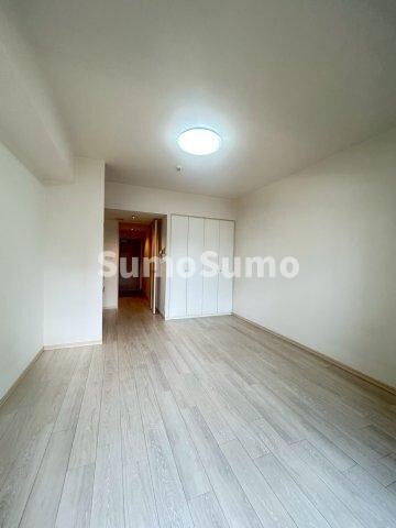 物件内観写真8　(広くて明るい寝室)