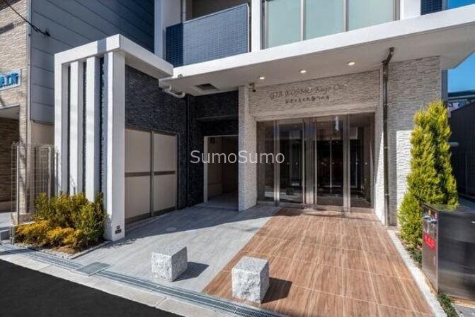 物件外観写真2　(落ち着いたエントランスです)