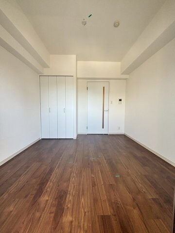 物件内観写真7　(広くて明るい寝室)