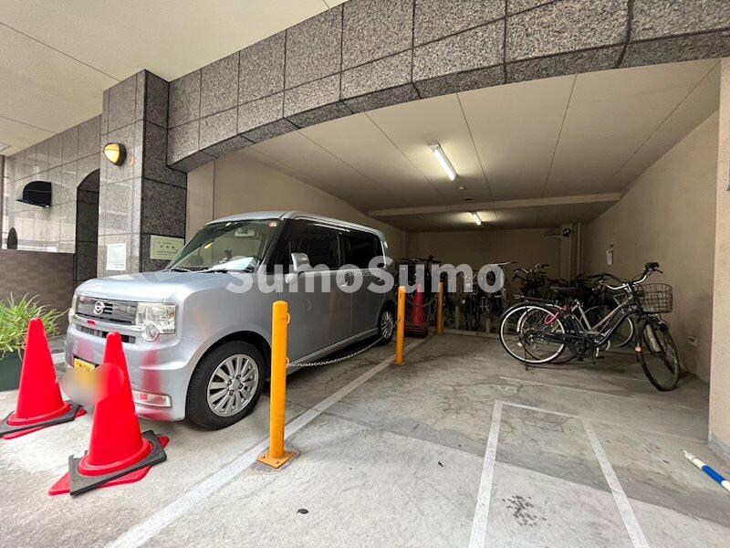 物件外観写真4　(駐車場があるので、車を買う予定の方も安心です)