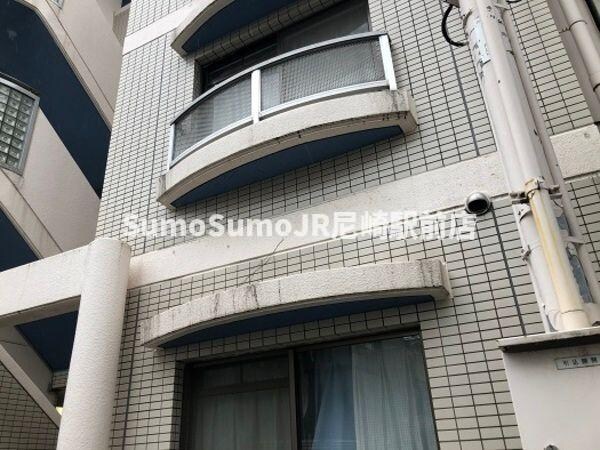 物件外観写真1　(外観は落ち着いています)