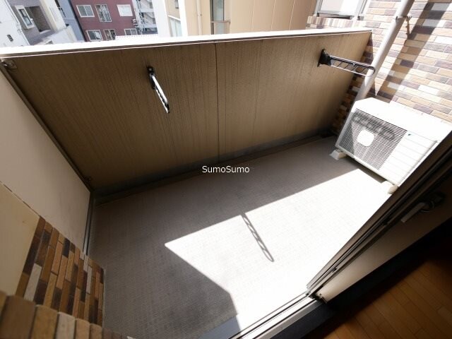 物件内観写真9　(開放的で明るい空間を演出してくれるバルコニーです)