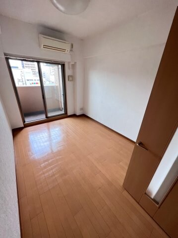 物件内観写真7　(こちらの居間で趣味の時間をお楽しみください)