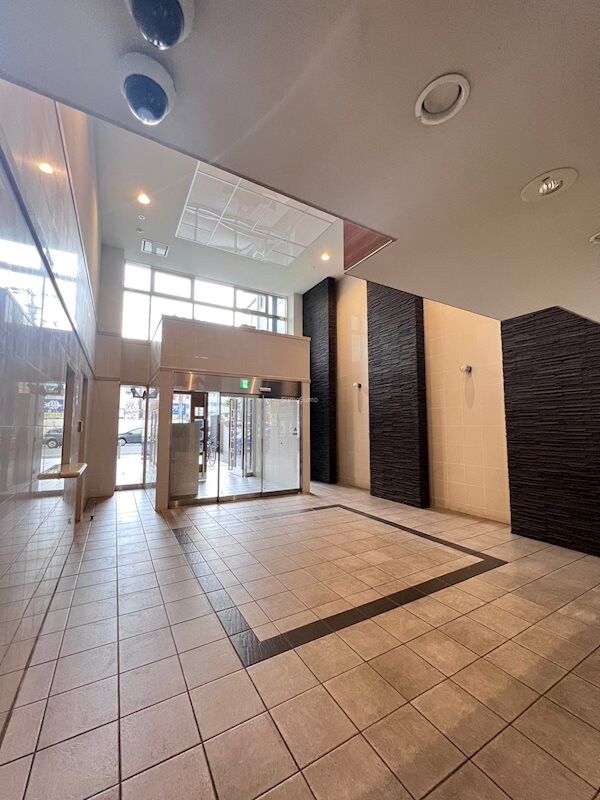 物件外観写真4　(清潔なロビーです)