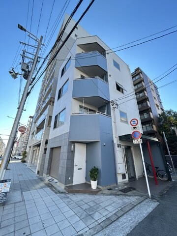 物件外観写真1　(外観は落ち着いています)