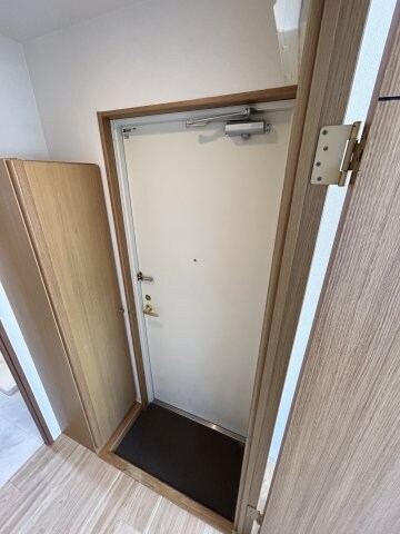 物件内観写真4　(明るい玄関です)