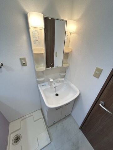 物件内観写真11　(落ち着いたエントランスです)