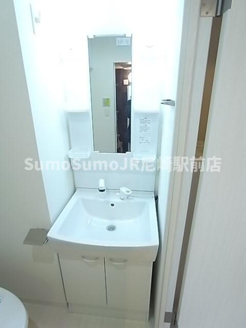 物件内観写真9　(朝の支度にも助かる、独立の洗髪洗面化粧台)