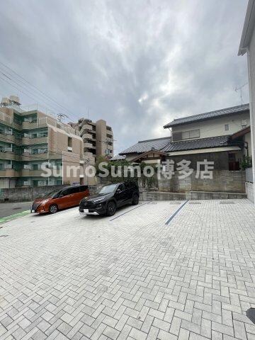 物件外観写真2　(駐車スペースもあります)