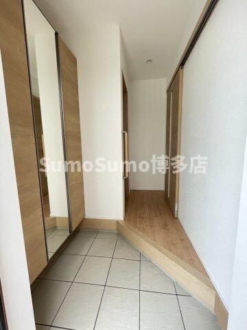 物件内観写真4　(明るい玄関です)