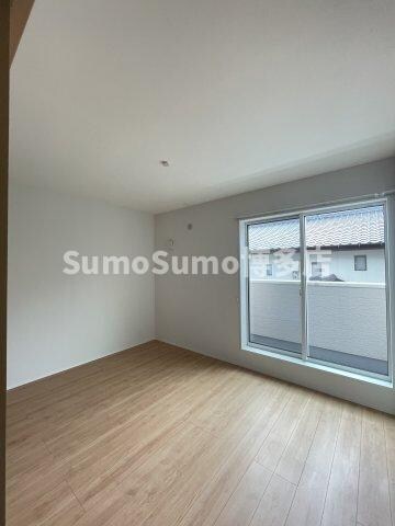 物件内観写真23　(開放的な寝室です)