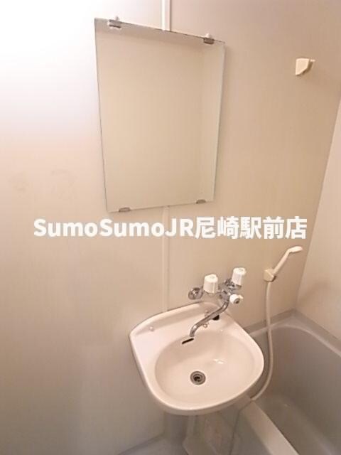 物件内観写真12　(ゆったりとスペースのある洗面所)