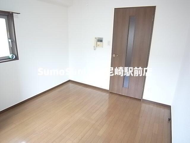 物件内観写真17　(こちらの居間で趣味の時間をお楽しみください)