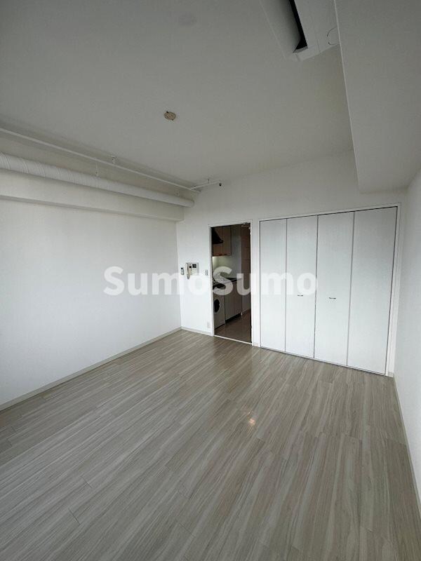 物件内観写真11　(広くて明るい寝室)