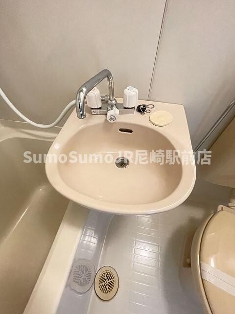 物件内観写真9　(広い洗面スペース)