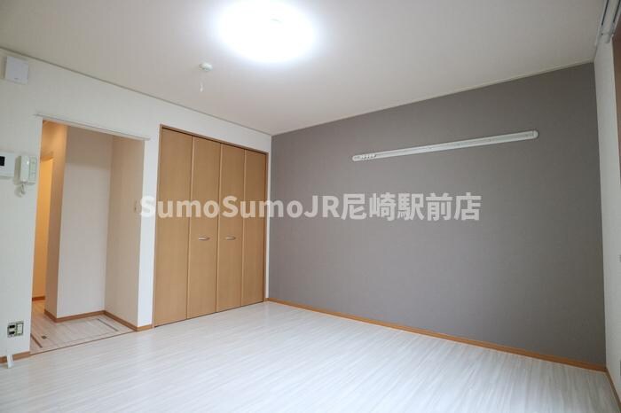 物件内観写真5　(こちらのリビングで趣味の時間をお楽しみください)