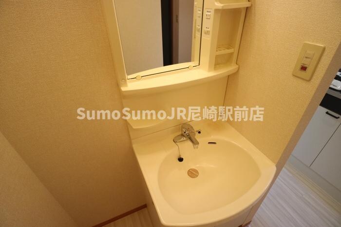 物件内観写真8　(独立洗面台で身支度をすべて済ませてしまいましょう)