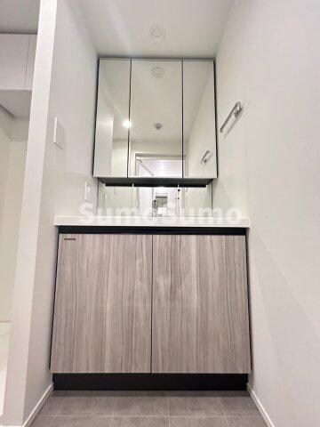 物件内観写真9　(独立洗面台、小物を置くことができて便利です)