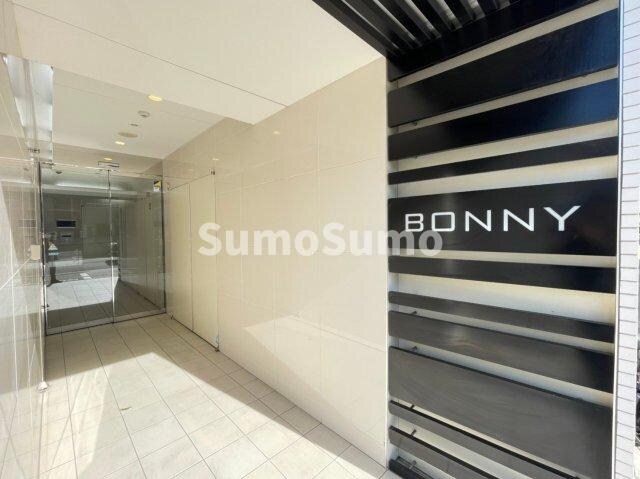 物件外観写真2　(落ち着いたエントランスです)